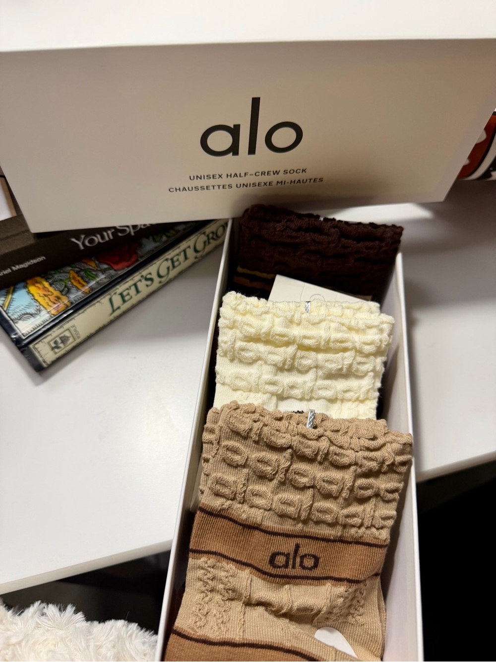 ALO Yoga Cable Crew Socks in Cream, Tan & Brown - Picture 2 of 8